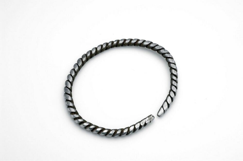 Aluminium open armband, gedraaid