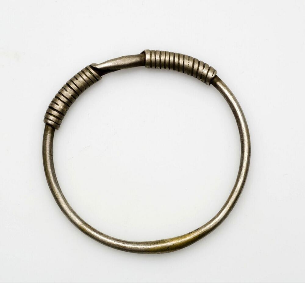 Zilverern armband, versierd met gewonden zilverdraad