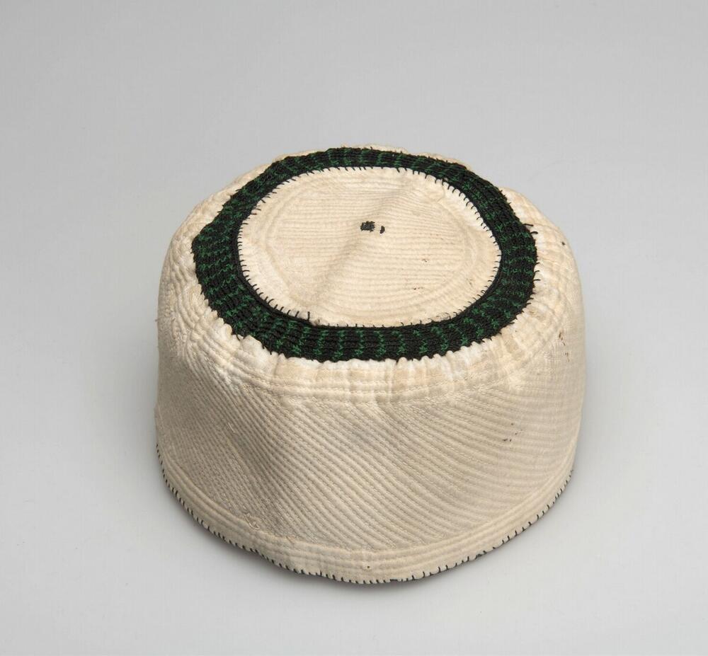 Katoenen muts met festonneerwerk