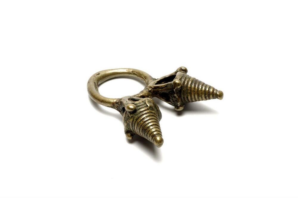 Messingen ring met twee v-vormige uitsteeksels, versierd met rondgaande groeven