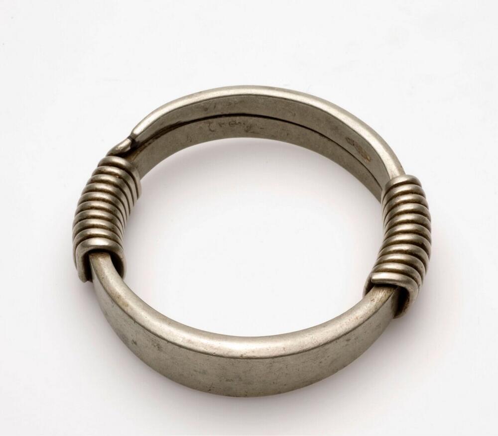 Metalen armband vermoedelijk voor vrouwen