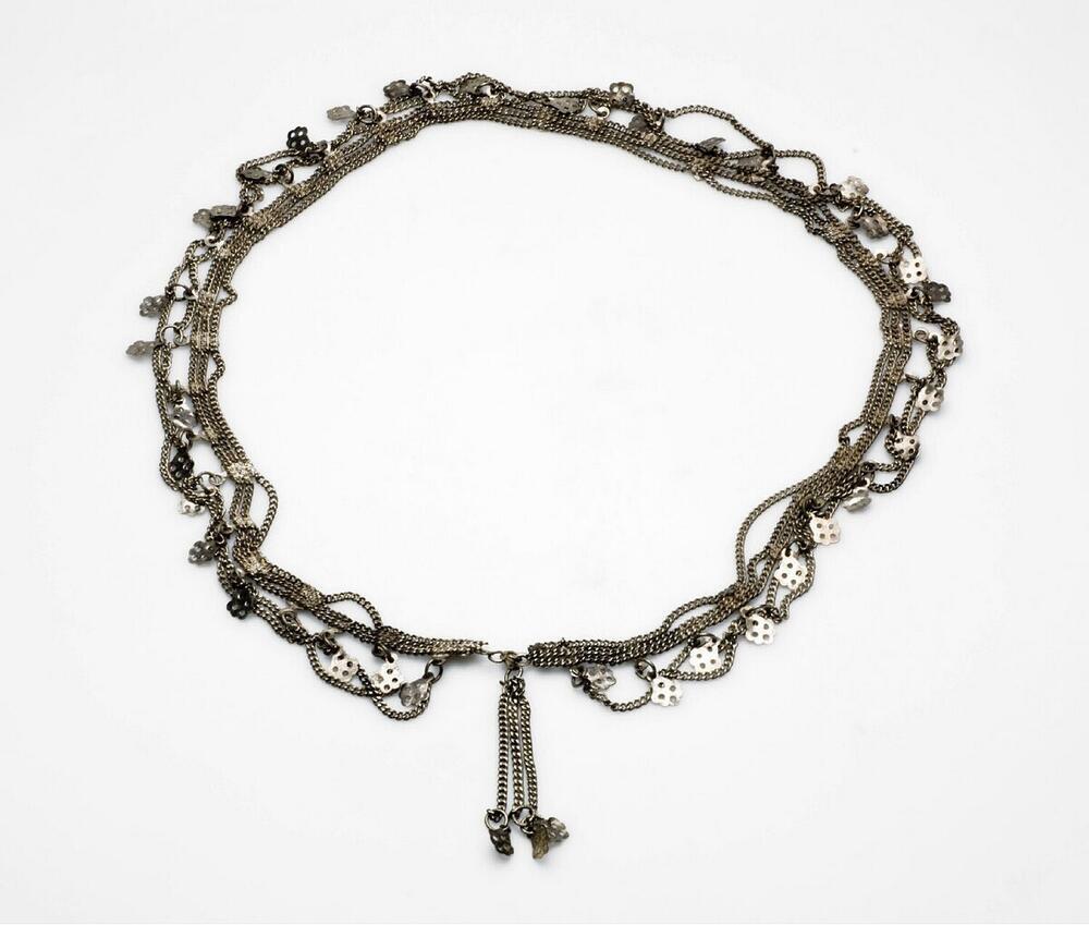 Zilveren geschakelde ketting, versierd met bedels in de vorm van harten en lovers