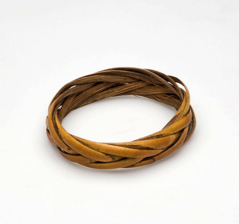 Armband van gevlochten rotan repen