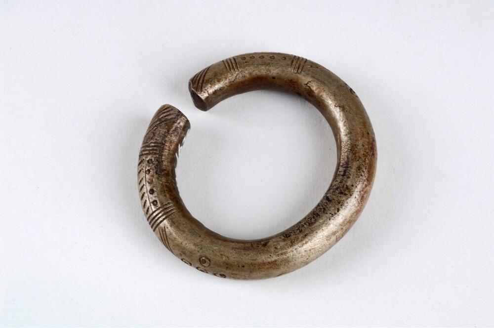 Metalen armband voor ongehuwde meisjes