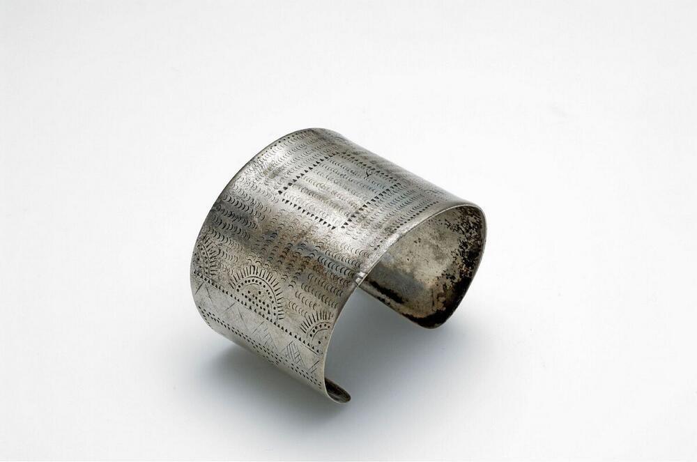 Zilveren open armband, met motief