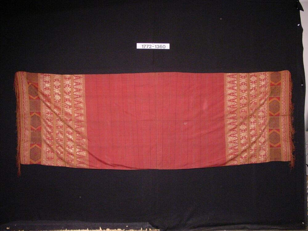 Schouderdoek van rode zijde met ornament van ingeweven goud- en zijdedraad