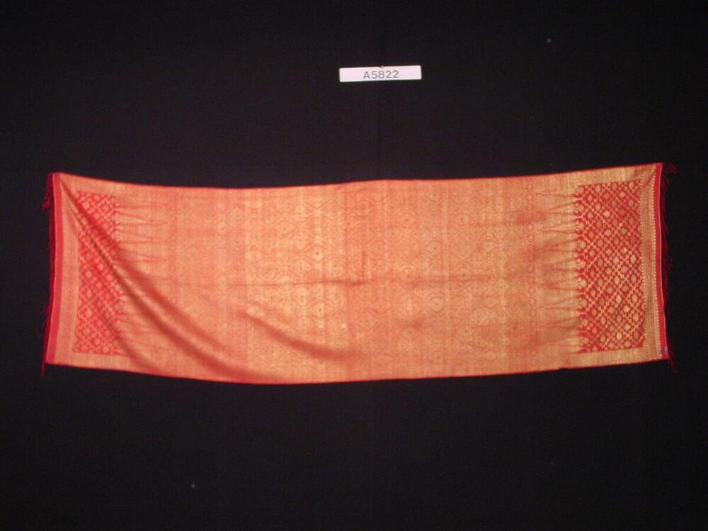 Schouderdoek van rode zijde, versierd met supplementaire gouddraad