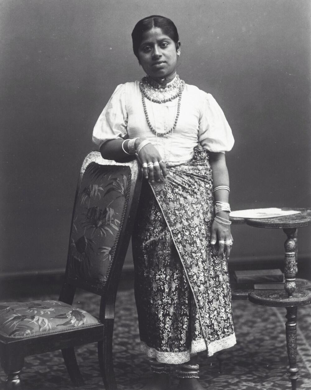 Studioportret van een Sinhalese vrouw, Ceylon