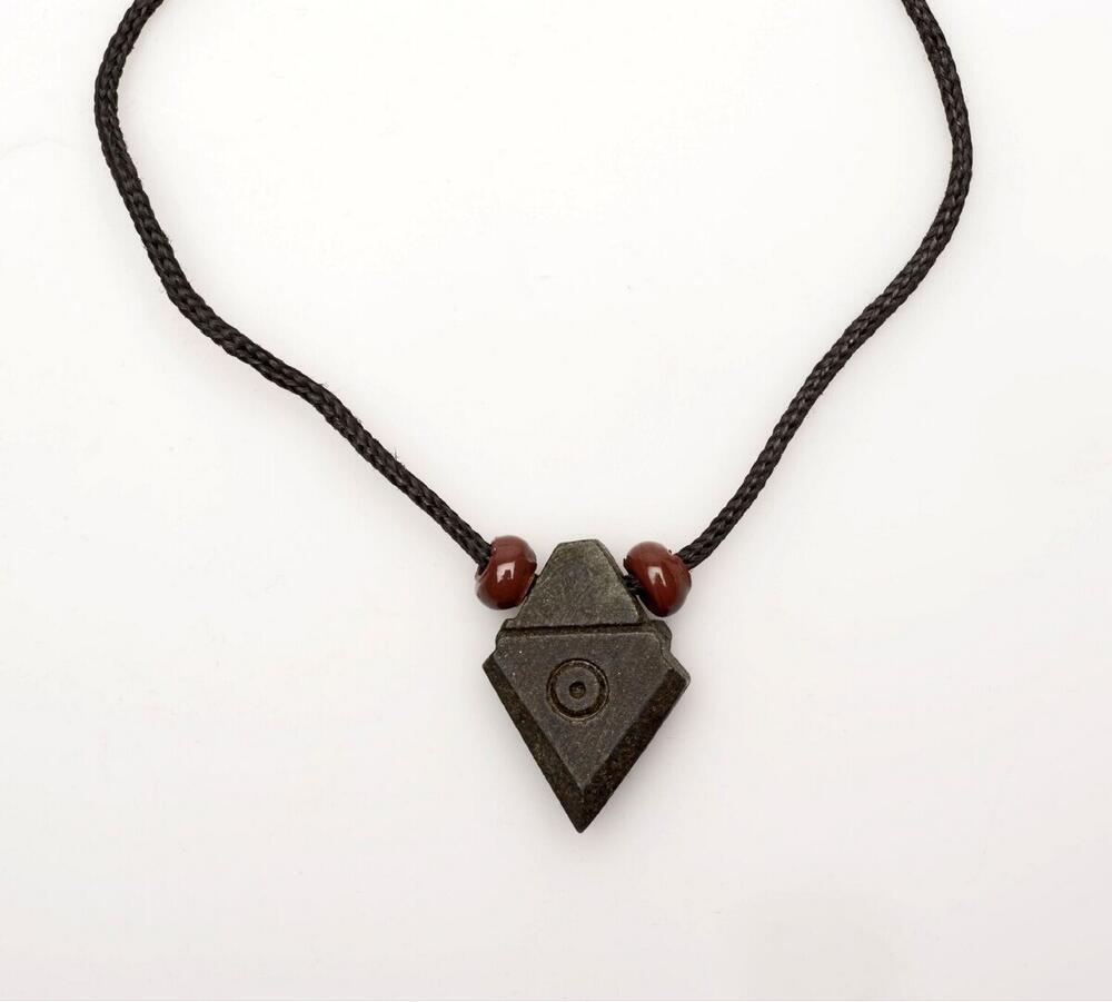 Halssnoer voorzien van kralen en een ruitvormige stenen amulethanger