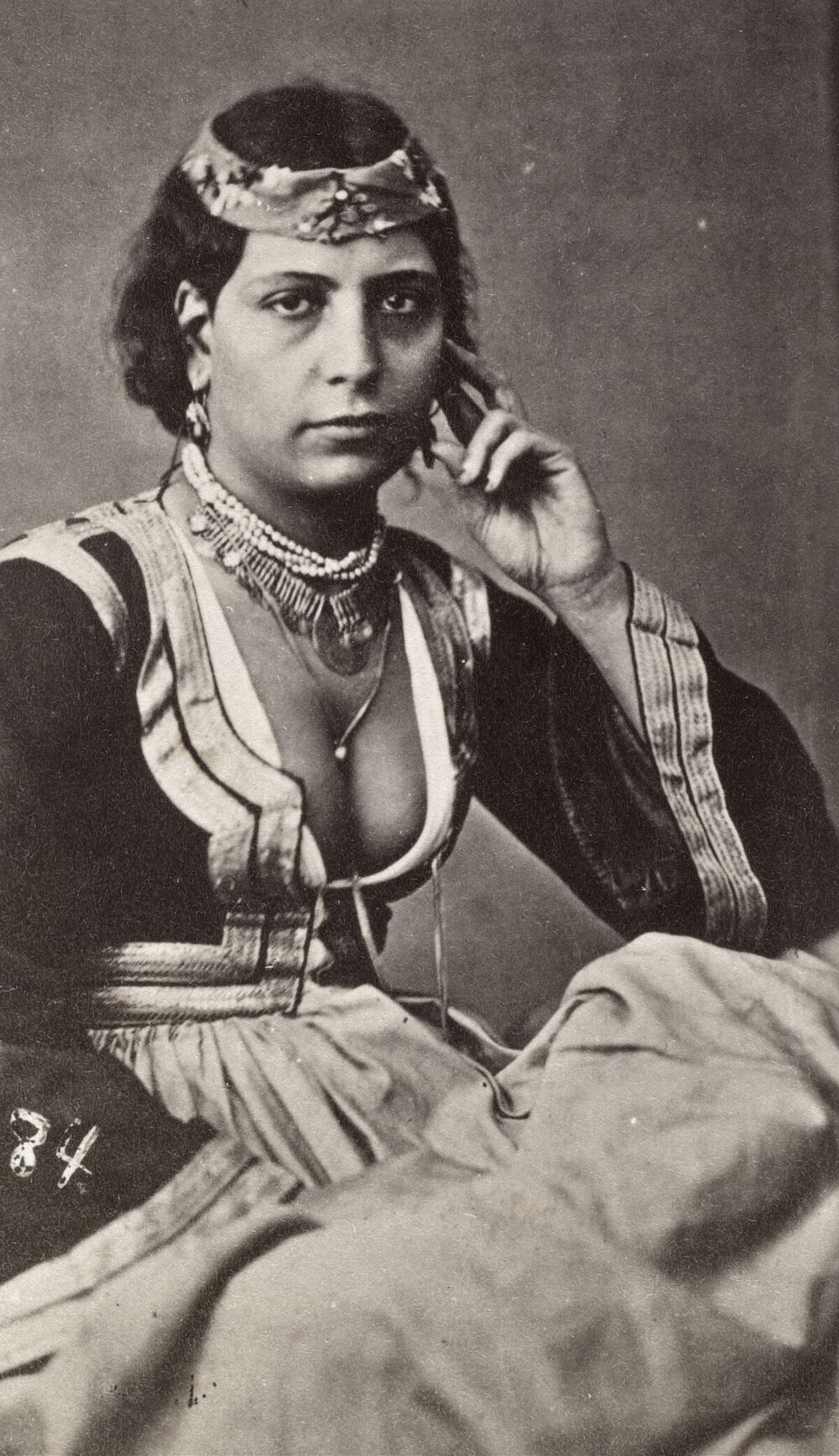 Studioportret van een Joodse vrouw uit Port Said, Egypte