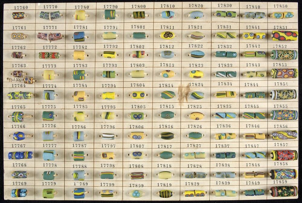 Karton met 100 fantasie- en mozaïekkralen [17760 t/m 17859]