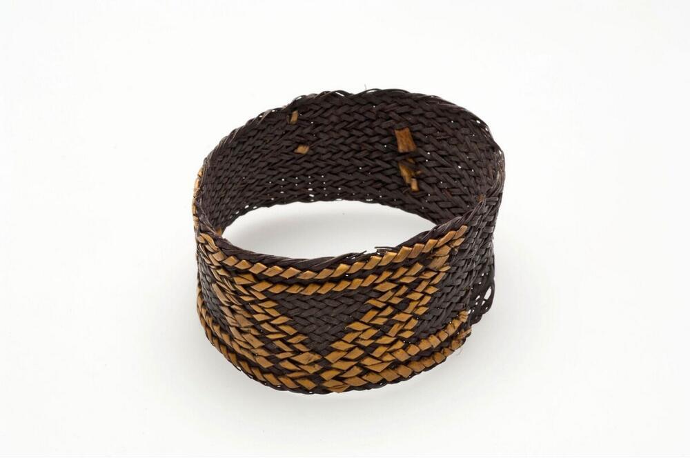 Armband van gevlochten vezels