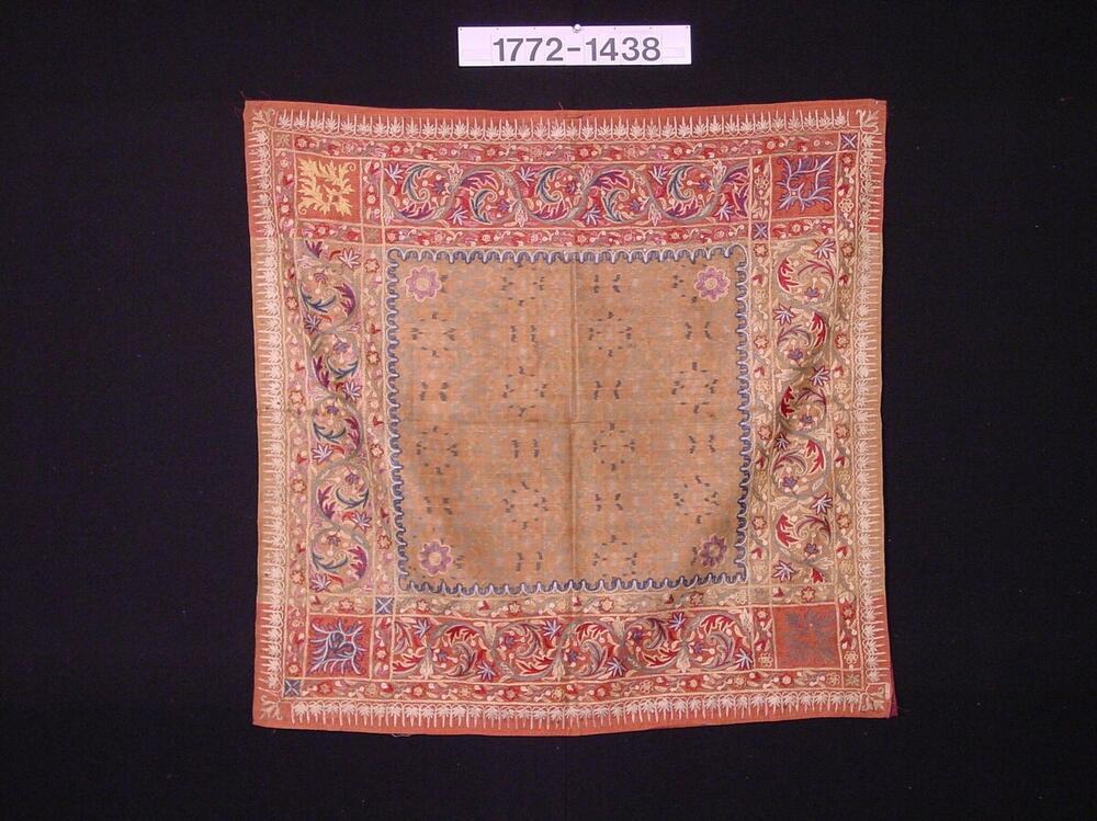 Zijden hoofddoek met ornament in inslagikat en versierd met tamboureerwerk