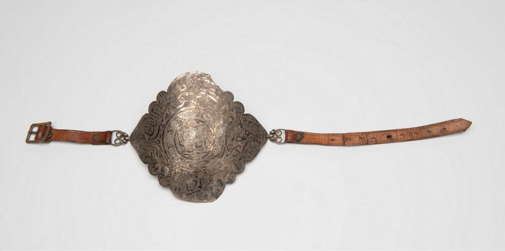 Zilveren amulet als bovenarmband te dragen