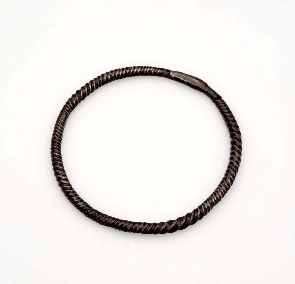 Metalen armband, versierd met rondgaande spiraalgroef