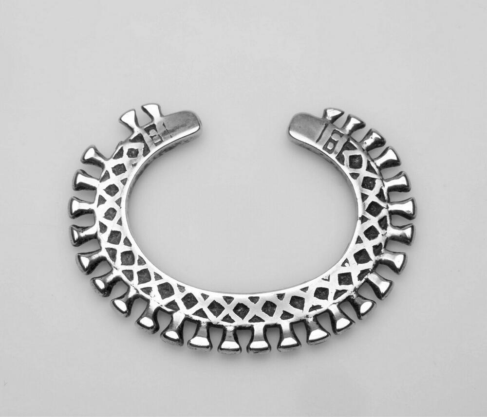 Zilveren armband, versierd met ruitmotief en bezet met tanden aan de buitenzijde