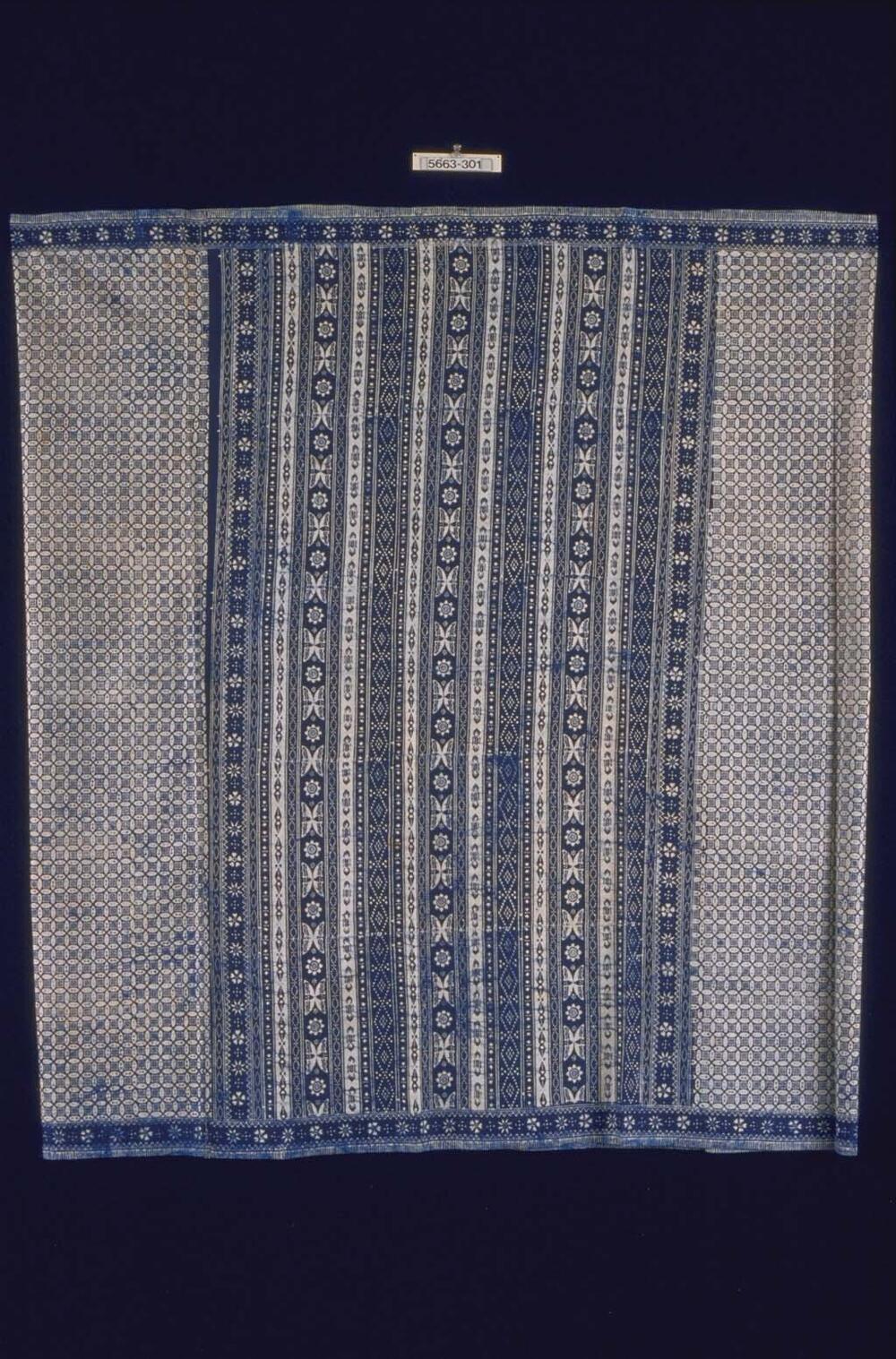 Kokerrok met verticale banen en geometrisch motief