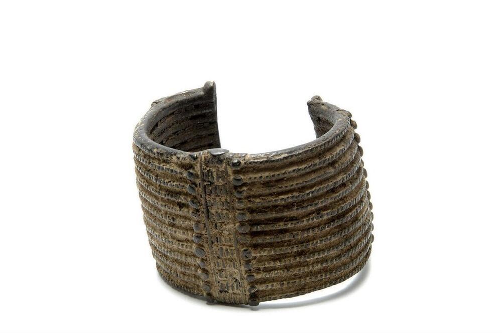 Messingen armband, versierd met rondgaande banen van punten