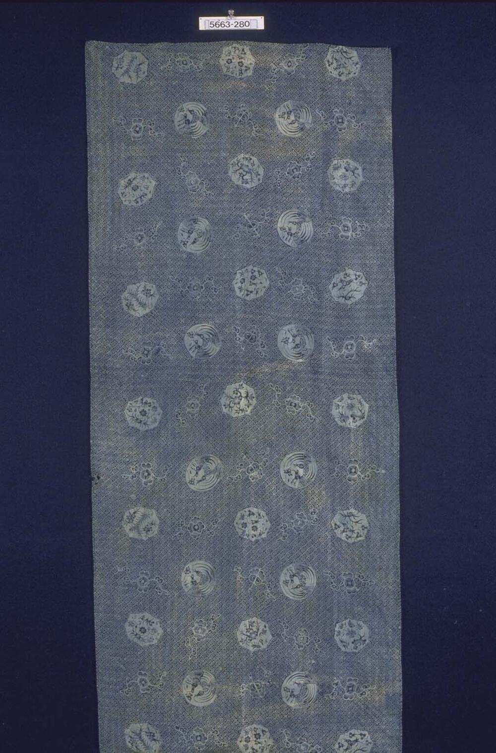 Fragment van een schouderdoek met Chinese fabelvogels