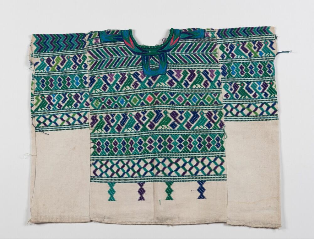 Witte huipil met motieven in de kleur turkoois en groen