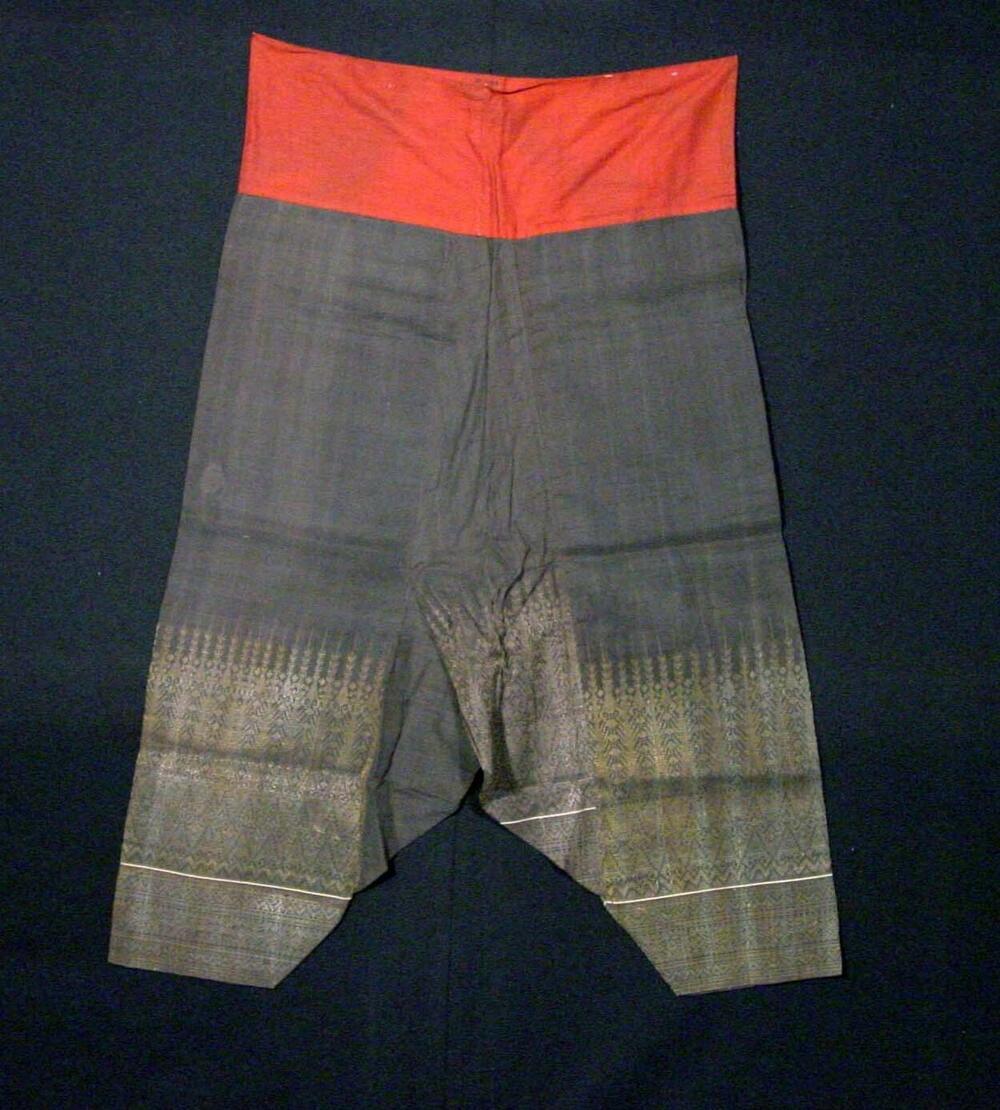 Zijden broek, versierd met een gouden inslagpatroon