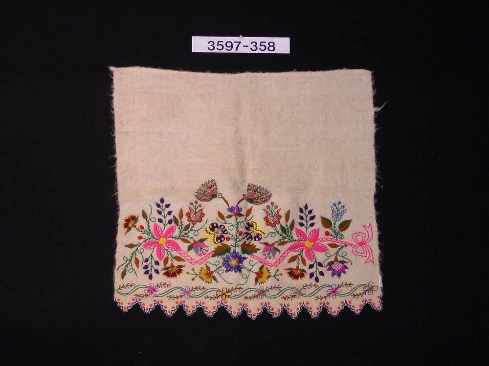 Wollen doek met veelkleurige geborduurde bloemen