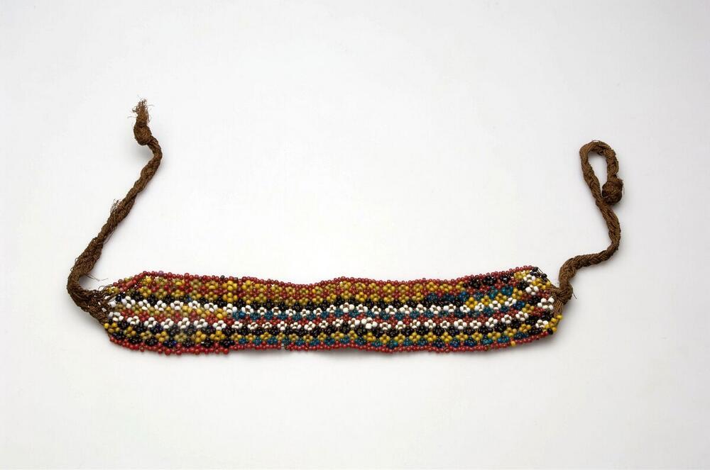 Hoofdband van kralen met patroon van kruisvormige figuren