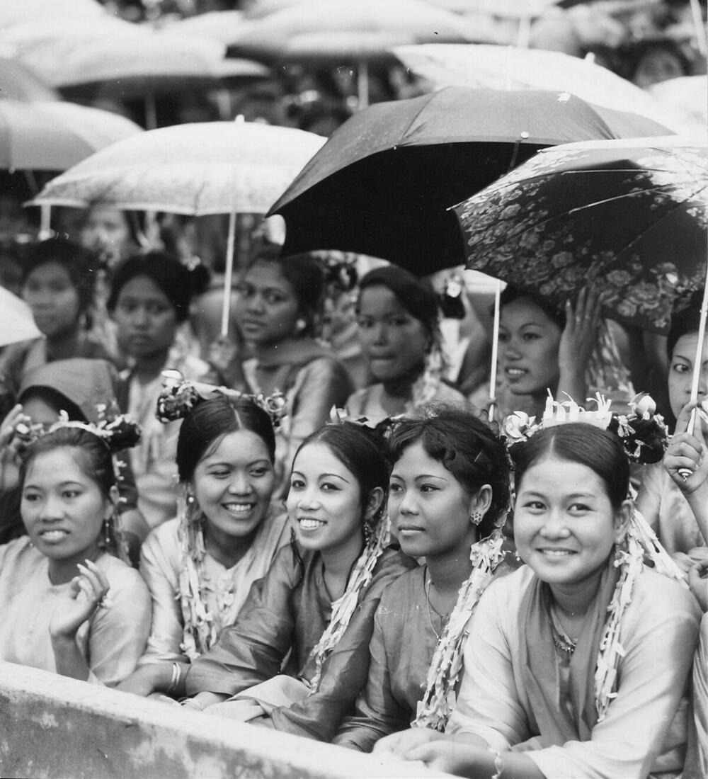 Jonge vrouwen bij de Studenten Sportwedstrijden in het stadion Pertamina te Palembang-Pladju