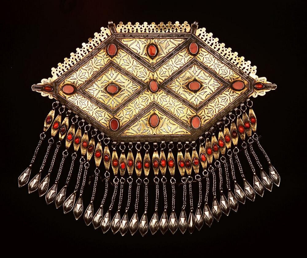 Pectoral ornament of gilded silver and carnelians