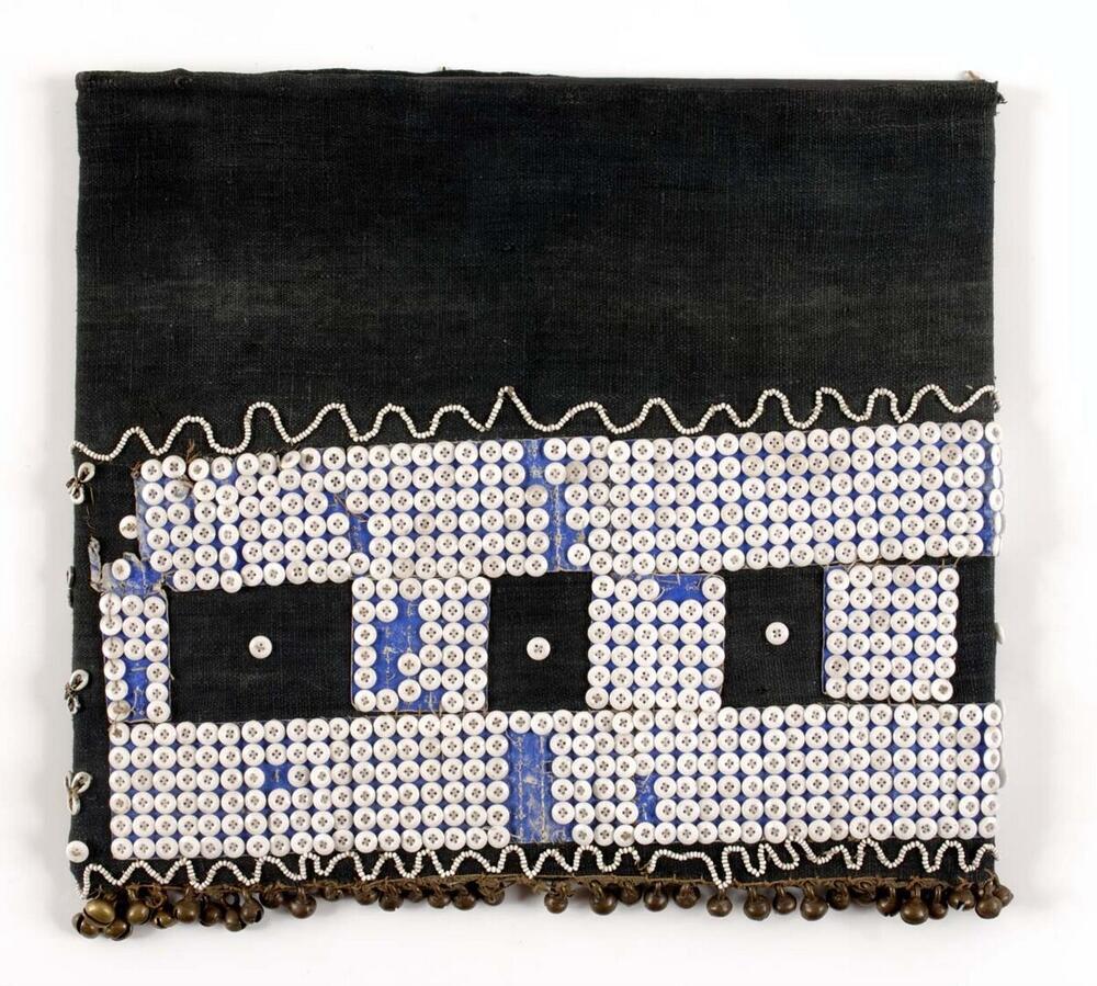 Katoenen bruidsrokje met versiering van knopen, schelpjes en belletjes