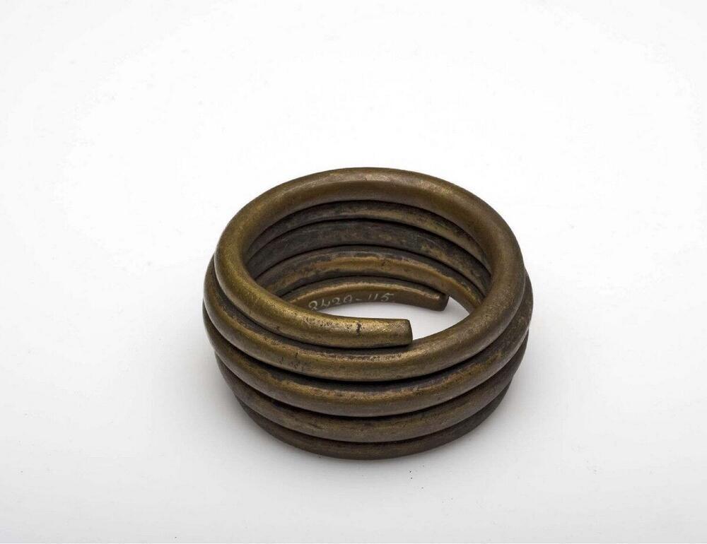 Koperen armband, in spiraalvorm gewonden