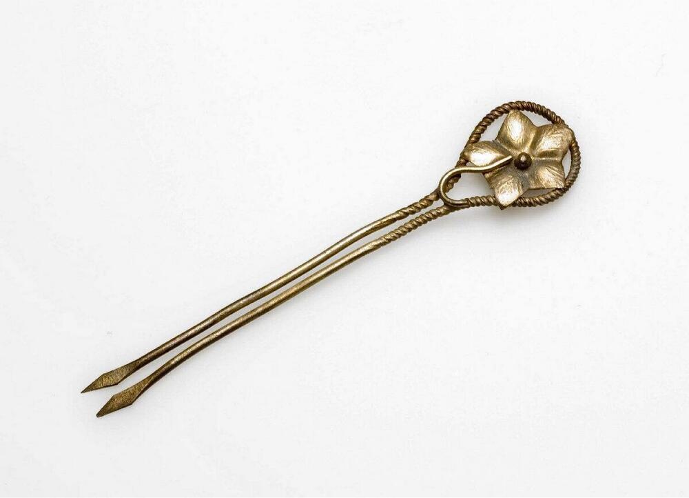 Koperen haarspeld met bloemfiguur