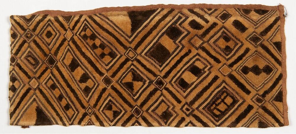 Raffia weefsel, geborduurd met geometrische motieven