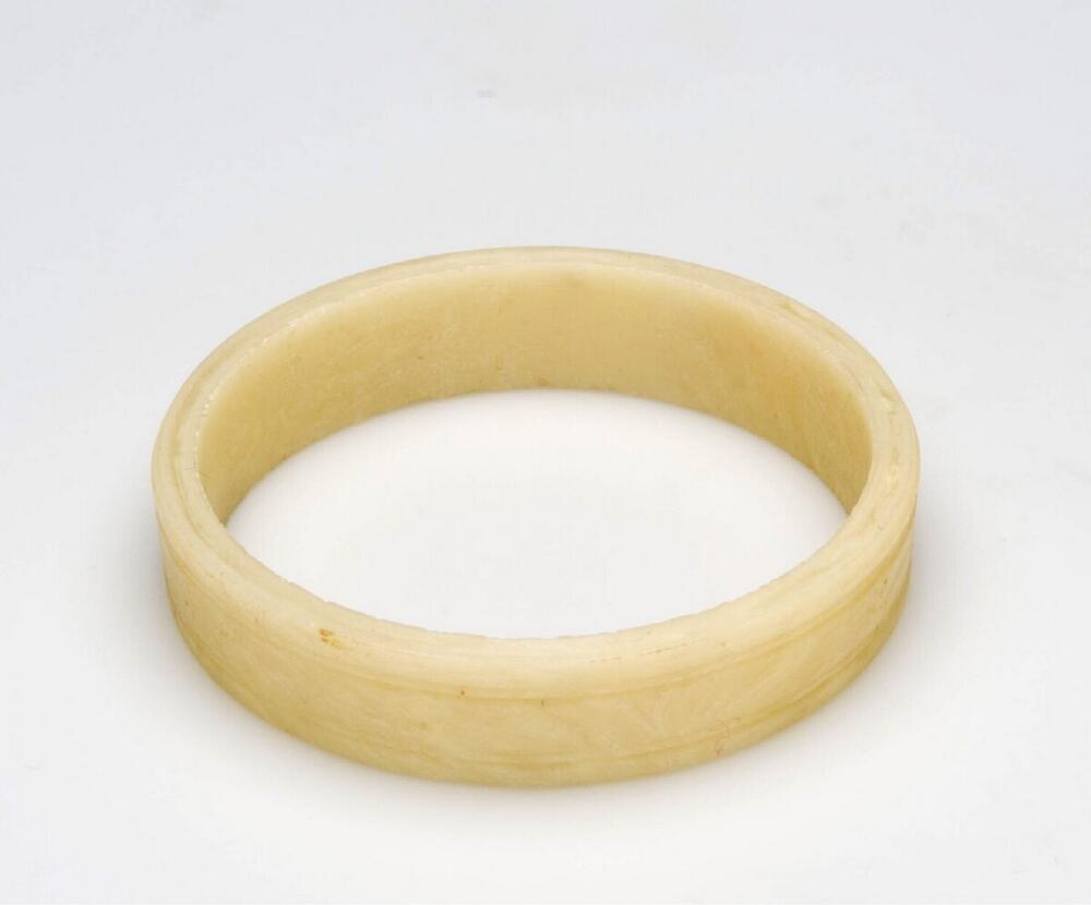 Plastic armband gedragen door vrouwen