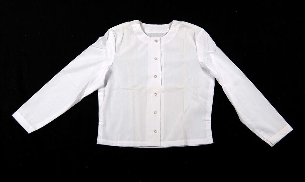 Een witte katoenen blouse, onderdeel van een driedelige kledingset van een non.