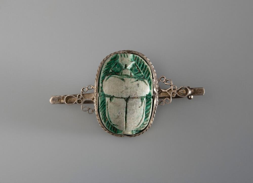 Broche gevormd door een scarabee van groene steen in een zilveren zetting