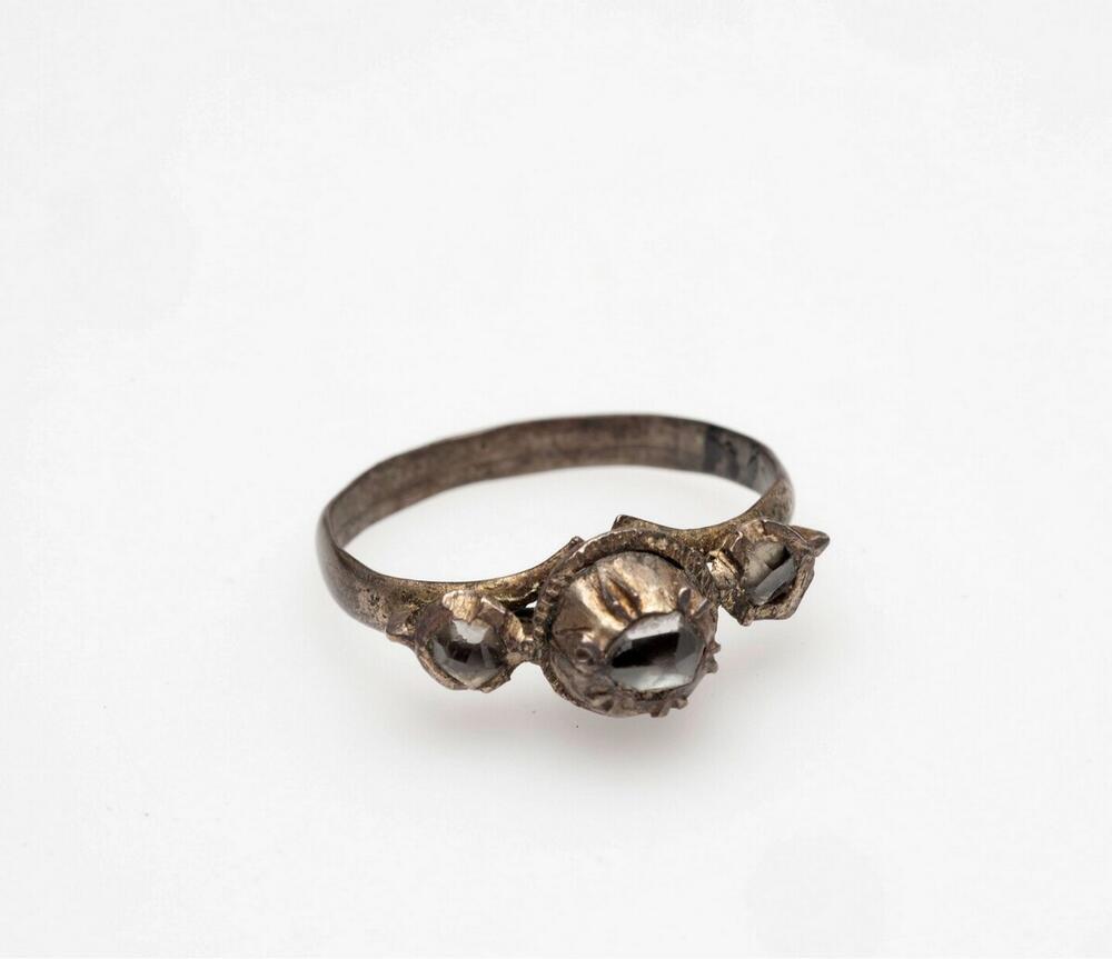 Verguld zilveren vingerring met drie diamanten