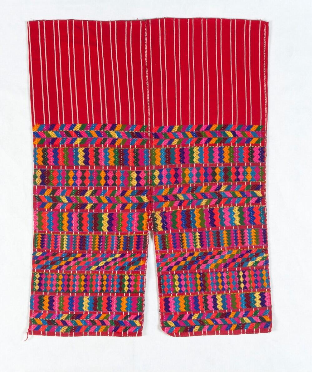 Rode broek met geometrische motieven