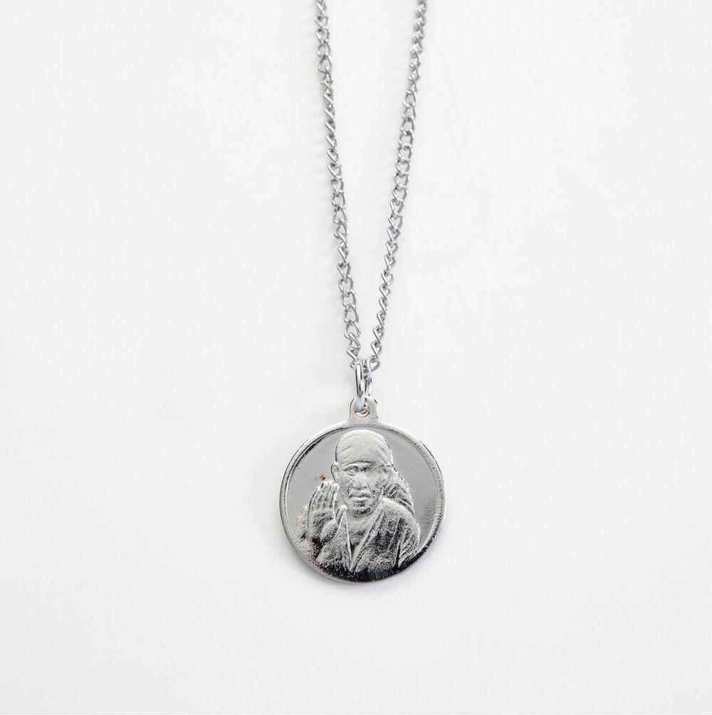 Metalen halsketting met een amulet met voorstelling van guru Sai Baba