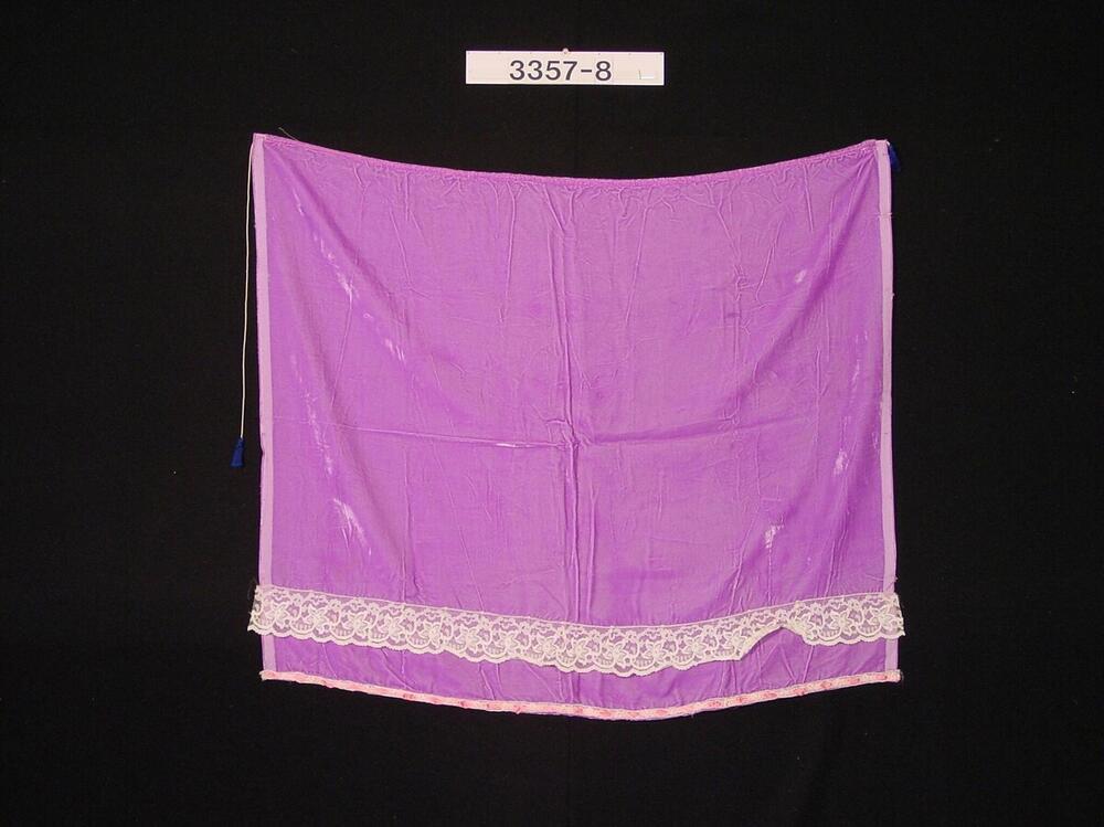 Lila velours meisjesschort met versiering van kant en rose lint