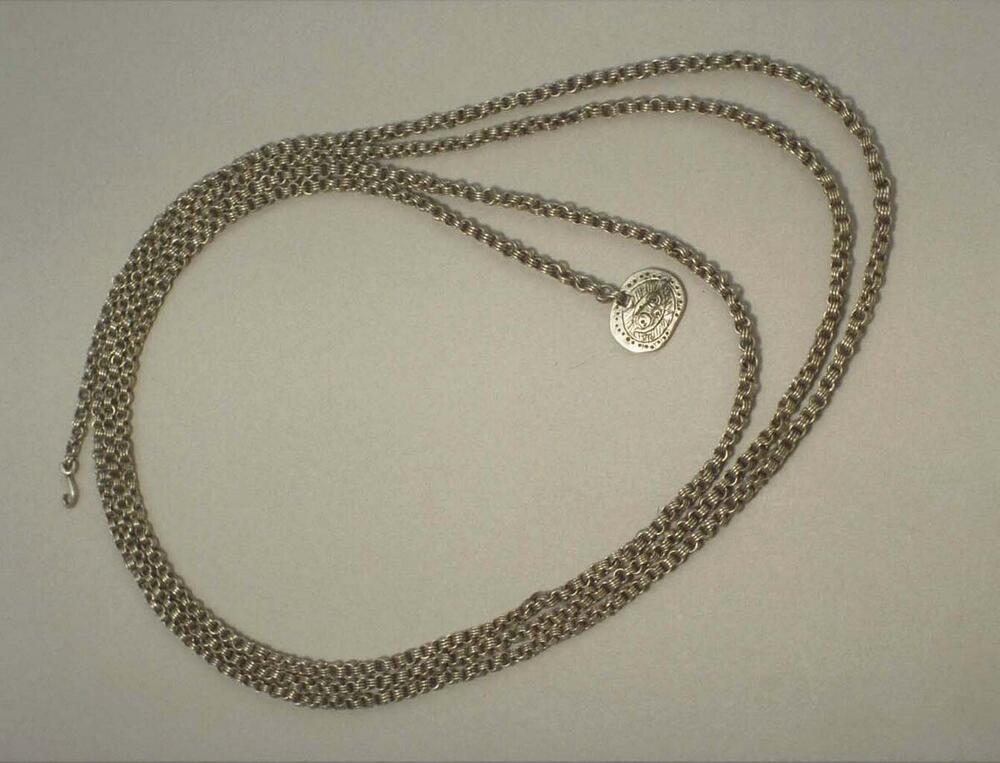 Zilveren schakelketting, met muntvormige hanger