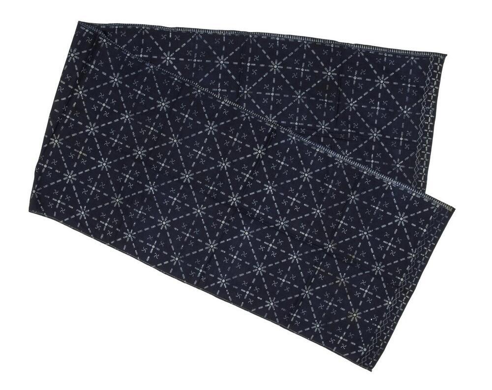 Indigo batik borstdoek met geometrisch witte figuren/lijnen