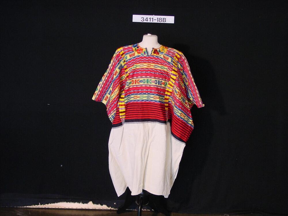 Wit katoenen blouse met veelkleurig bovenstuk, onderdeel van een vrouwenkostuum