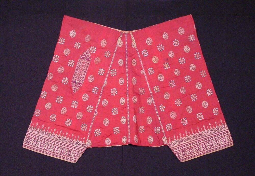 Rode zijden broek met patroon van gouddraad