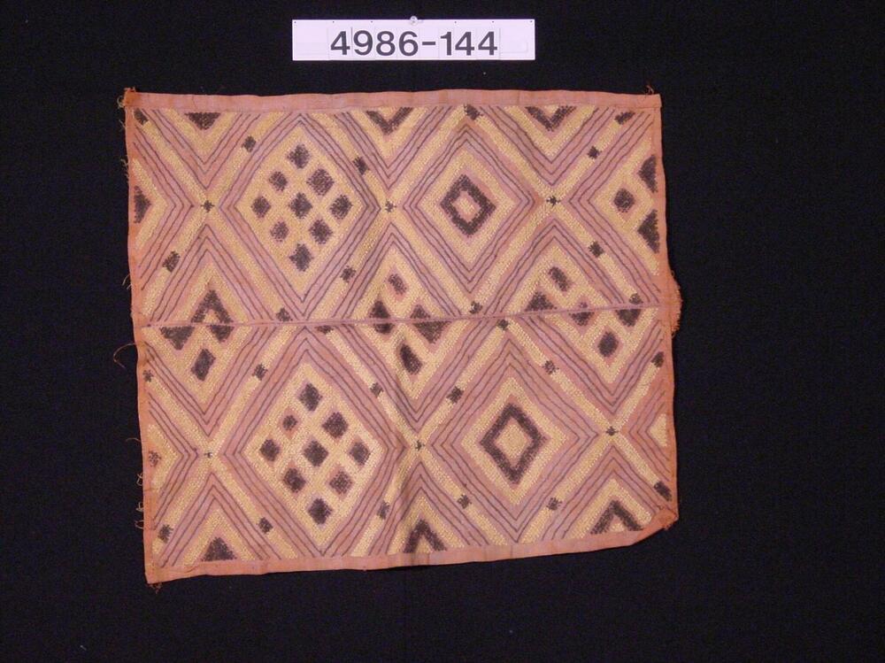 Raffia weefsel, geborduurd met geometrische motieven