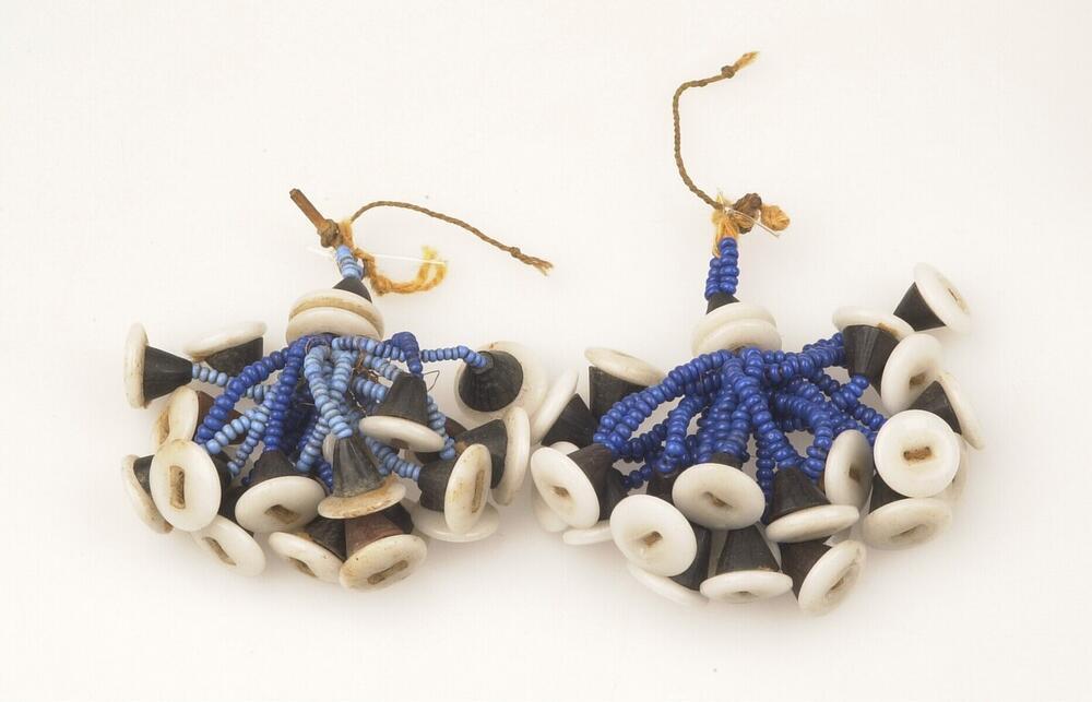 Paar oorsieraden van kralen en porselein