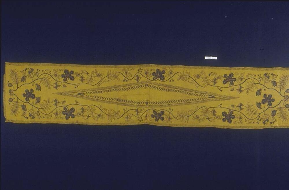 Zijden schouderdoek met centrale ruit en bloemranken