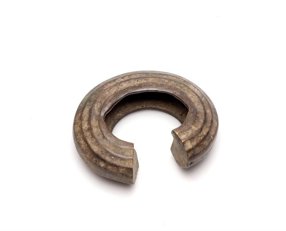 Bronzen beenring
