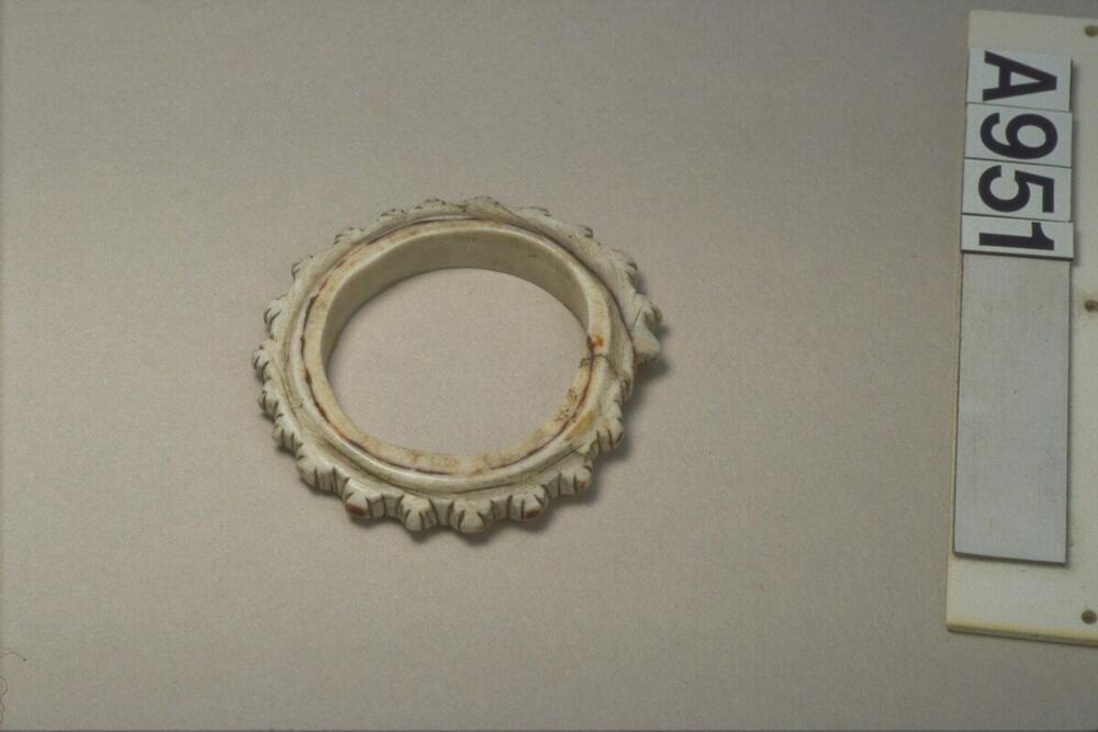 Armband van een stuk schelp gemaakt