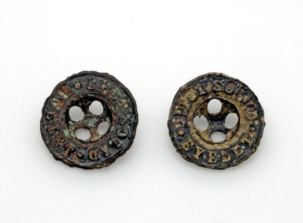 Twee zwartgelakte metalen knopen